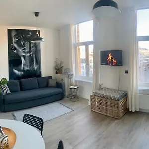 Apartment Sleep - Black And White Modern Flat With Cityview, Antwerpen